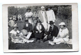 Carte Photo D'une Famille élégante Assise Dans L'herbe A La Campagne Vers 1930 - Persone Anonimi