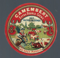 Etiquette Fromage  Camembert Extra Double Crème  Aux Vaches Laitieres  Au Doux Marais  "BL" " Femme, âne, Vaches" - Käse