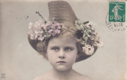 Très Jolie Petite Fille Gros Plan Colorisé Avec Chapeau à Fleurs - Portraits