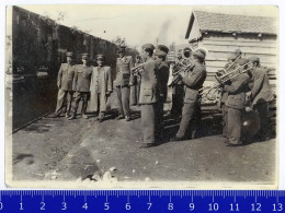 Photo Ancienne, Officiers De L'armée Yougoslave Avec Musique Militaire à Côté Des Wagons, Train, Gare (Yugoslavia) - Treni