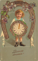 N°25019 - Carte Fantaisie - Bonne Année - Enfant Avec Une Pendule - Neujahr