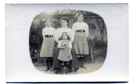 Carte Photo D'une Femme élégante Avec Ces Trois Jeune Fille élégante Dans Leurs Jardin Vers 1910 - Personnes Anonymes