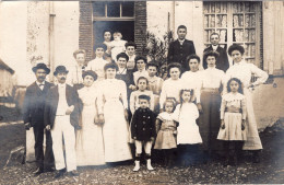Carte Photo D'une Famille élégante Posant Devant Leurs Maison Vers 1915 - Persone Anonimi