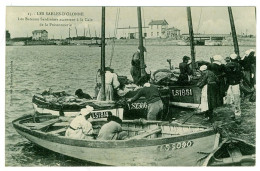 85 - T3306CPA - LES SABLES D'OLONNE - Les Bateaux Sardiniers Accostent à La Cale De La Poissonnerie - Parfait état - VEN - Sables D'Olonne