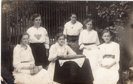 Carte Photo De Jeune Fille élégante Posant Dans Leurs Jardin Vers 1910 - Persone Anonimi