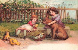 N°25030 - Carte Fantaisie Gaufrée - Joyeuses Pâques - Enfants Avec Des Oeufs Câlinant Un Lièvre - Easter
