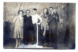 Carte Photo D'une Famille élégante Posant Dans Un Studio Photo Vers 1920 - Personas Anónimos