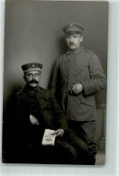 39871508 - Zwei Landser In Uniform Mit Stadtplan Von Berlin Im Fotostudio - War 1914-18