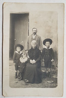 CARTE POSTALE - PHOTOGRAPHIE - FRANCE - FAMILLE - GRANDS PARENTS ET ENFANTS - TENUE DE MARIN - EXTERIEUR - Photographs