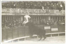 Cpa Carte-photo George Course Camarguaise, Taureau Aux Barrières , Arles ? - Andere & Zonder Classificatie