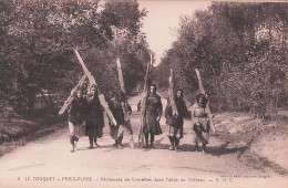62 - LE TOUQUET - PARIS PLAGE - Pecheuses De Crevettes Dans L'allée Du Chateau - Le Touquet