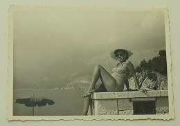 Woman With A Hat In A Seductive Pose On The Beach - Anonieme Personen