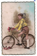 CPA. Garçon Et Vélo, Bouquet De Roses - Scènes & Paysages