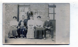 Carte Photo D'une Famille élégante Posant Devant Leurs Maison Vers 1905 - Personas Anónimos
