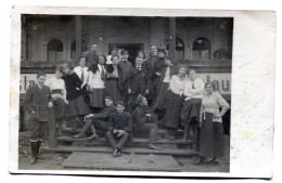 Carte Photo D'une Famille élégante Posant Sur Les Escalier De Leurs Restaurant Vers 1920 - Persone Anonimi