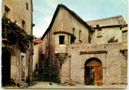 PEZENAS La Rue Des Prisons Avec Une Echaugette  SS 1338 - Pezenas