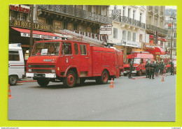 75 PARIS Camion De Pompiers BERLIET Devant La Brasserie Alsacienne AU Roi De La Bière Pancarte Détective DUBLY VOIR DOS - Otros & Sin Clasificación