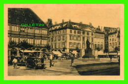 STRASBOURG (67) - PLACE GUTENBERG - ANIMÉE DE PERSONNAGES - VOITURES ANTIQUE  - - Straatsburg