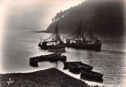 29 Chalutiers  Dans La Brume L'église Oblitération De Douarnenez-Treboul  (scan R/V) 10 \PC1207 - Douarnenez