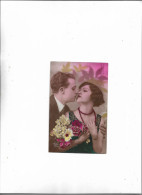 Carte Postale Ancienne Couple Avec Un Bouquet De Fleurs - Koppels