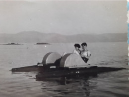PHOTO UN COUPLE SUR UN PEDALO ( A Situer ) - Barcos