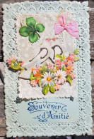 CPA Fantaisie * Bords Support Ajourés Chromos Sur Papier Dentelle Souvenir D'Amitié Colombes Trèfle Fleurs Ruban Tissu - Autres & Non Classés