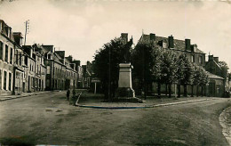 61* TINCHEBRAY  Porte De Conde  Monument Aux Morts    CPSM(9x14cm)   RL05.0956 - Autres & Non Classés