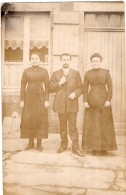 Carte Photo D'une Famille élégante Posant Devant Leurs Maison - Anonymous Persons