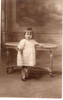 Carte Photo D'une Petite Fille élégante Posant Dans Un Studio Photo En 1925 - Persone Anonimi