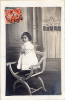 Carte Photo D'une Petite Fille élégante Posant Dans Un Studio Photo En 1910 - Persone Anonimi