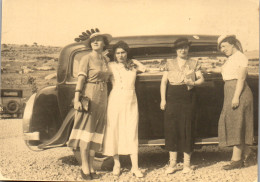 Photographie Photo Vintage Snapshot Amateur Automobile Voiture Auto Mode Femme  - Anonymous Persons