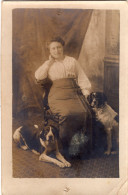 Carte Photo D'une Femme élégante Avec Ces Deux Chien Posant Dans Un Studio Photo Vers 1915 - Anonieme Personen