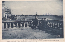 85. LES SABLES D'OLONNE.CPA. PANORAMA DE LA PLAGE.AU PREMIER PLAN SABLAISE GUETTANT LA RENTRÉE DES BARQUES DE PÊCHE . - Sables D'Olonne