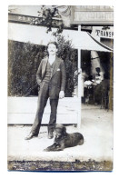 Carte Photo D'un Homme élégant Avec Sont Chien Devant Un Restaurant Vers 1920 - Personas Anónimos