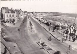 85. LES SABLES D'OLONNE.CPA. LE REMBLAI ET LA PAGE. ANNEE 1950 + TEXTE. - Sables D'Olonne