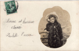 Carte Photo D'une Petite Fille élégante Posant Dans Un Studio Photo En 1907 - Anonyme Personen