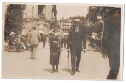 CPh 29 - CONCARNEAU (Finistère). Couple Dans La Rue - Concarneau