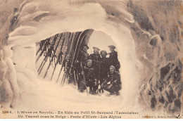 L'Hiver En Savoie - En Skis Au Petit Saint Bernard - Un Tunnel Sous La Neige - Poste D'Hiver - Très Bon état - Autres & Non Classés