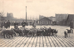 PARIS - Marché Aux Bestiaux De La Villette - Moutons Allant Aux Parcs - Très Bon état - Sonstige & Ohne Zuordnung