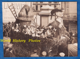 Photo Ancienne - NICE - Beau Char Du Carnaval - Moulin à Vent & Tête Grimée - Musicien Costume - Bonnet Photographe - Plaatsen