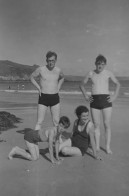 Négatif Film Snapshot -  PIN UP PLAGE  Famille Sur La Plage Homme Torse Nu - Diapositiva Su Vetro