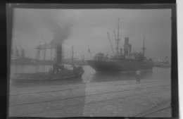 Négatif Film Snapshot -  Bateaux  Ships Navire Cargo Remorqueur Docks - A Identifier - Diapositiva Su Vetro