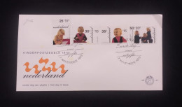 C) 1972. NETHERLANDS. FDC. CHILDREN'S STAMP POSTCARD. XF - Otros & Sin Clasificación