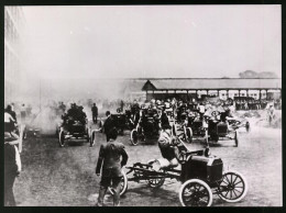 Archiv-Fotografie Auto Ford Model T, Fahrgestell Mit Motor Vor Der Fabrik  - Auto's