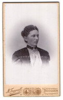 Fotografie M. Taggesell, Dresden, Augsburgerstrasse 2, Dame Im Halbprofil Mit Feinem Kleid  - Anonymous Persons