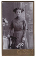 Fotografie Otto Martin, Dresden, Reisewitzerstrasse 18, Fein Gekleidetes Mädchen Mit Blumen Und Schleifen Im Haar  - Anonyme Personen