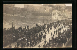 Foto-AK Basel, Stadtumzug Auf Brücke  - Basilea