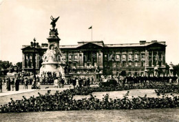 72947371 London Victoria Memorial Buckingham Palace And Guards - Otros & Sin Clasificación