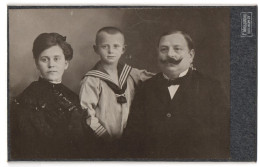 Fotografie F. Wallbröhl, Bochum, Elegant Gekleidetes Paar Mit Einem Sohn  - Anonymous Persons