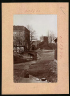 Fotografie Brück & Sohn Meissen, Ansicht Radeberg I. Sa., Bachlauf Am Schloss Mit Dem Hungerturm  - Lieux